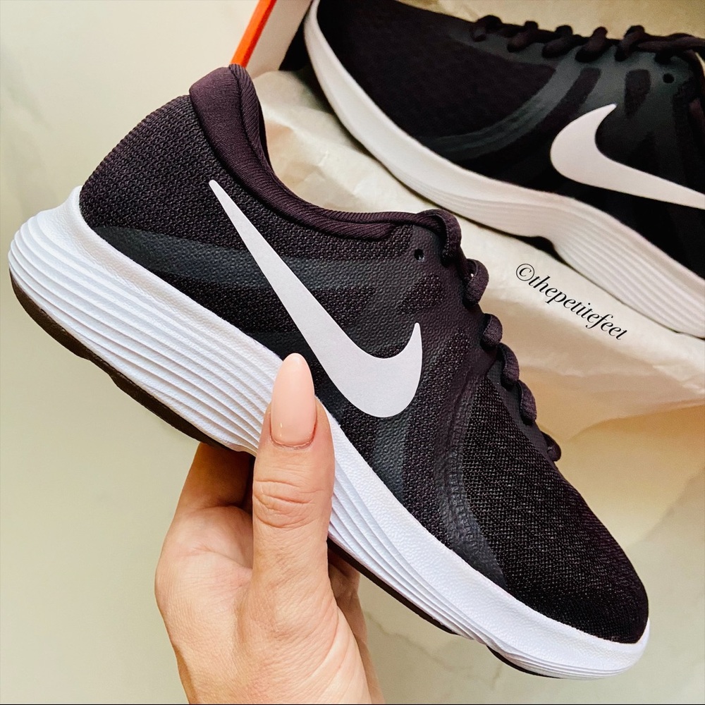 NWT Nike revolution 4 burgundy